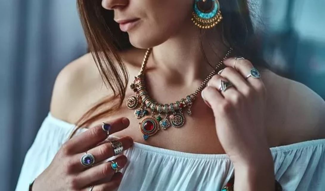 Enduring Elegance: Tackling the Frustration of Tarnishing in Artificial Jewelry